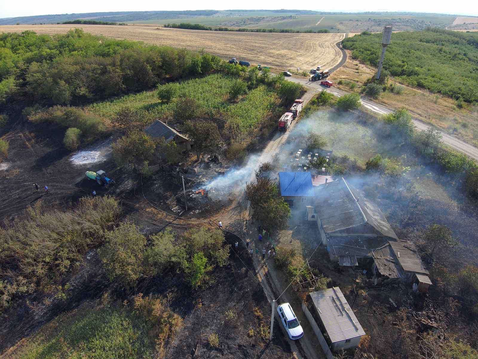 Incendiu puternic în raionul Căușeni. Focul a ajuns aproape de case. Pompierii au luptat 11 ore cu flăcările