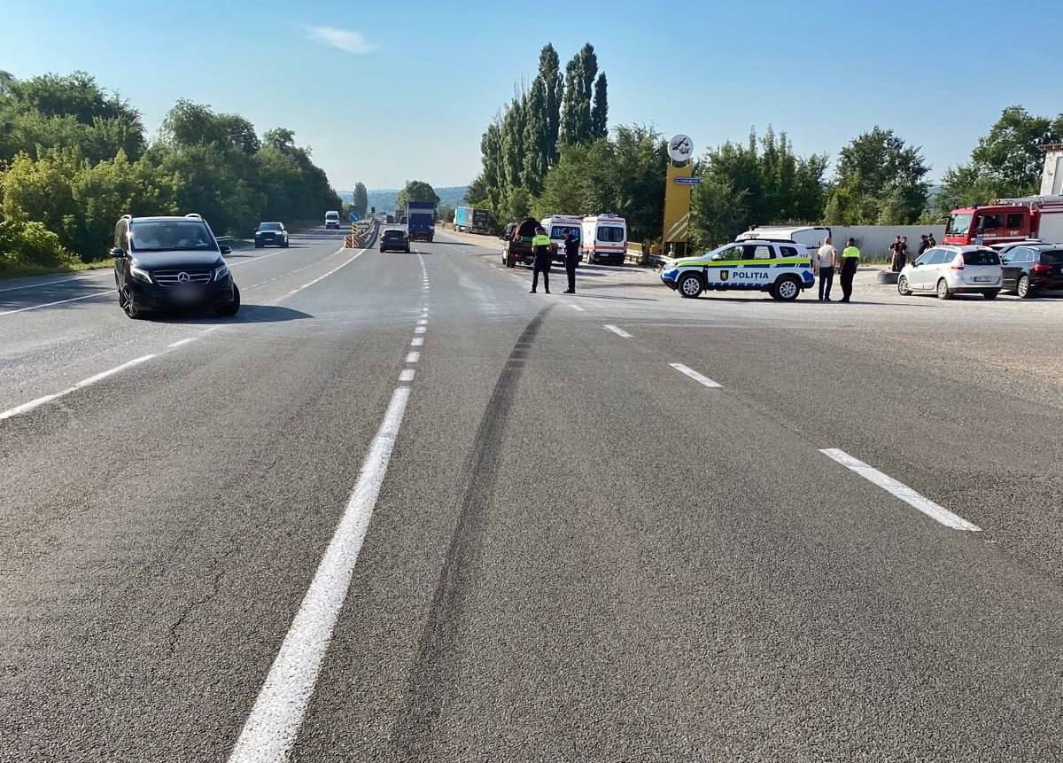 Accident grav în raionul Strășeni. Două persoane au murit, altele 10 au fost rănite