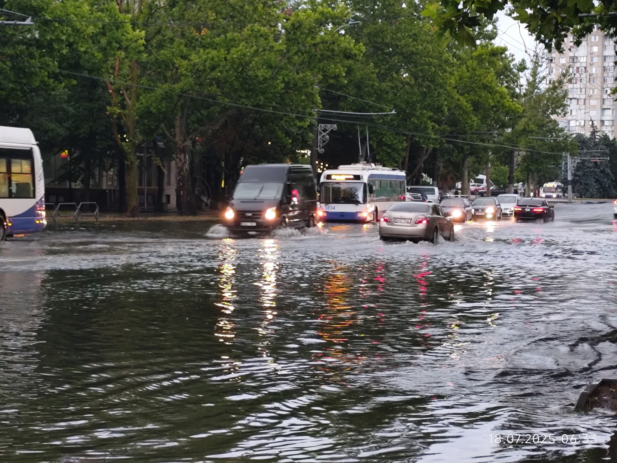 FOTO Ploaia a făcut prăpăd în Capitală. Străzi INUNDATE și vehicule care plutesc prin apă