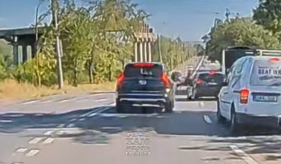 Momentul în care o tânără este lovită de o mașină pe o trecere de pietoni din Capitală
