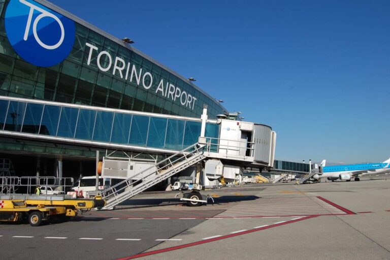 Greve masive în Italia și Spania: Vacanțele a mii de turiști ar putea fi afectate