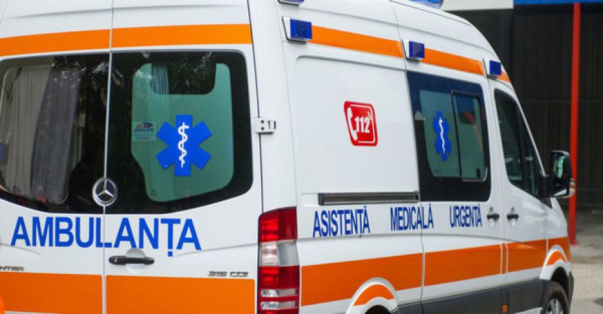 O copilă de 13 ani, lovită de un troleibuz. Victima, transportată la spital