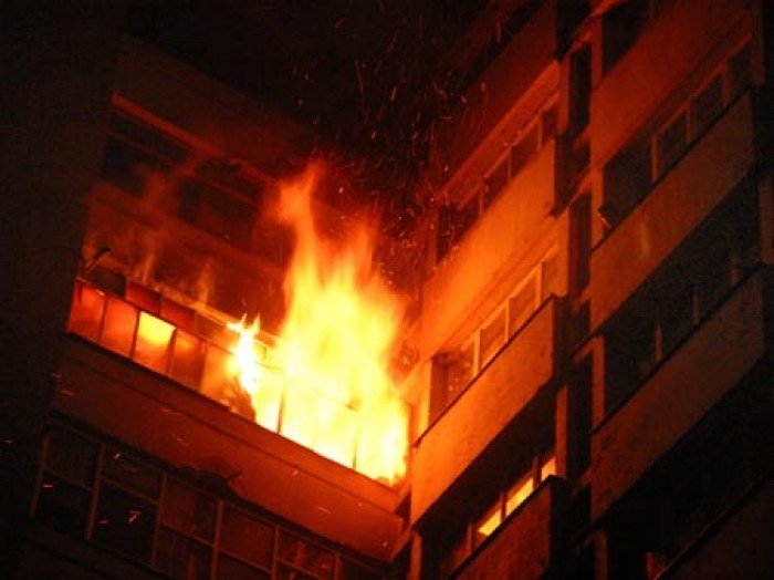 Incendiu într-un bloc din Capitală. Au intervenit 4 echipe de pompieri
