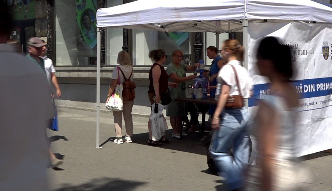 Zi de foc în Moldova: Cum se descurcă oamenii în transportul public și la Piața Centrală