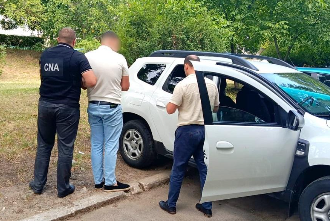 A primit 4.000 de euro mită. Un tânăr din Chișinău, reținut de ofițerii CNA