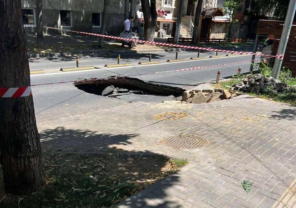 Crater uriaș pe strada 31 August 1989 din centrul Capitalei. A avut loc avarie la rețeaua de apă