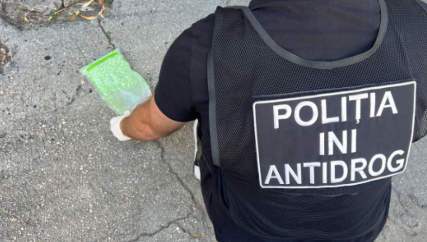 VIDEO Droguri de jumătate de milion de lei, camuflate într-un filtru de aer și aduse din România