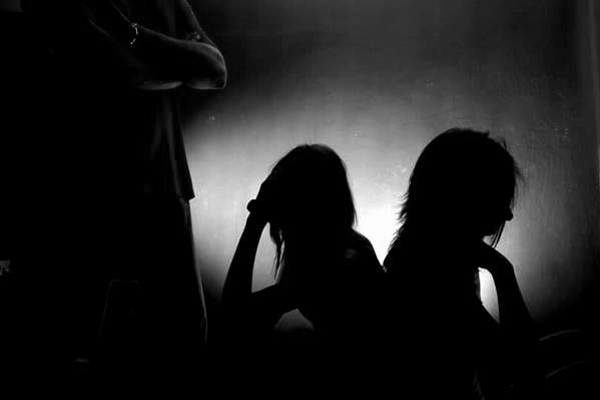 Ar fi exploatat sexual opt adolescente din Moldova. Un taximetrist, trimis pe banca acuzaților