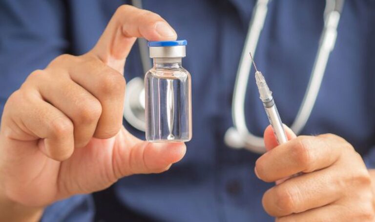 Vaccinul antigripal a ajuns în policlinici: Persoanele din grupele de risc, primele imunizate