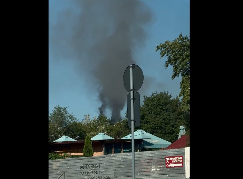 VIDEO Incendiu puternic în Capitală. Un apartament, cuprins de flăcări. Au intervenit 5 echipe de pompieri