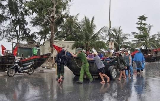 Imagini dramatice din Filipine: peste 70.000 de oameni au fost evacuați din cauza taifunului Wipha