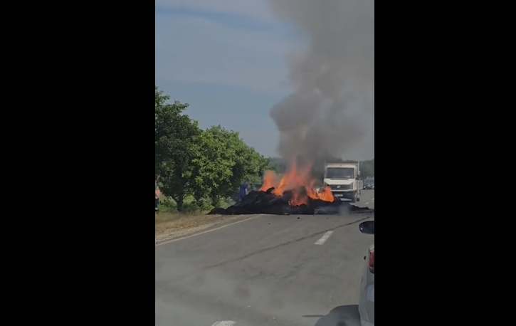 Flăcări pe șosea, în raionul Telenești. Remorca unui camion, încărcată cu 50 de baloți de paie, mistuită de flăcări