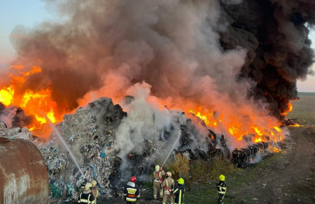 Bombe ecologice în Moldova. Peste 650 de incendii la poligoanele de deșeuri și circa 115 hectare de teren, mistuite