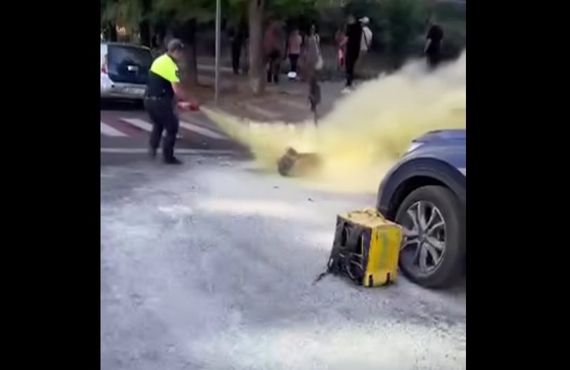 VIDEO O trotinetă electrică a luat foc din mers pe o stradă din Capitală