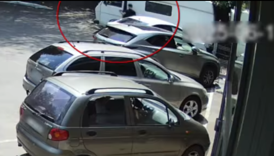 VIDEO Au furat un microbuz parcat pe o stradă din Capitală și l-au vândut. Suspecții riscă închisoare