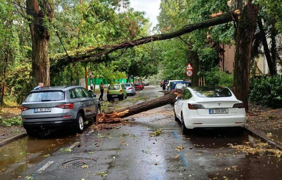 Furtună violentă în București. O femeie din Otopeni a murit după ce acoperișul unui bloc a fost smuls de vânt