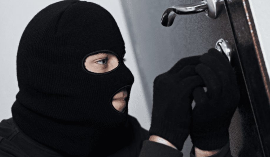 Două locuințe din Capitală, jefuite de doi străini. Prejudiciul cauzat, peste 180.000 de lei