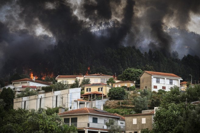 Portugalia, în stare de alertă. 17 incendii de pădure majore afectează țara. Sunt răniți, inclusiv pompieri