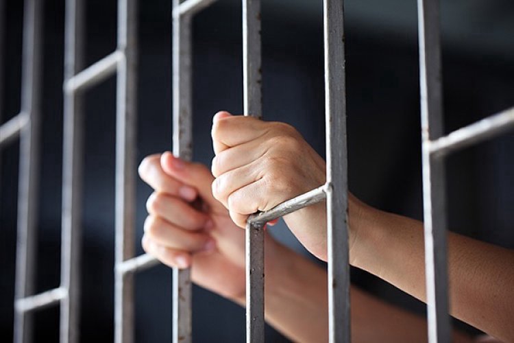 A agresat un bărbat. Angajatul unei companii de pază, condamnat la închisoare
