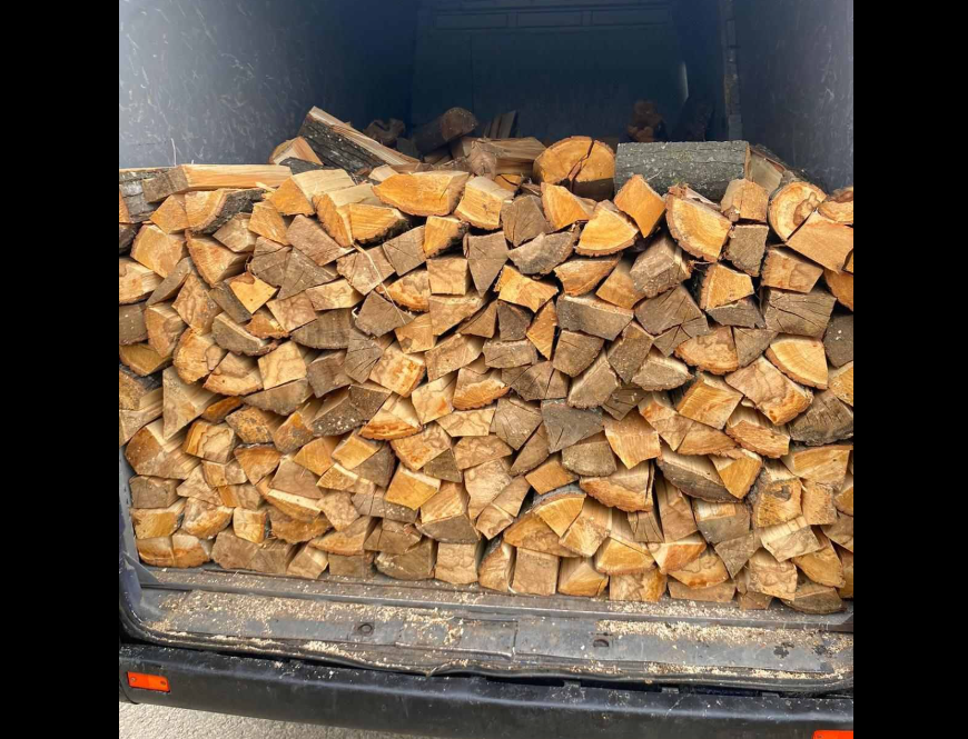 FOTO Microbuz, tras pe dreapta pe șoseaua de ocolire a municipiului Ungheni. Șoferul transporta ilegal lemne