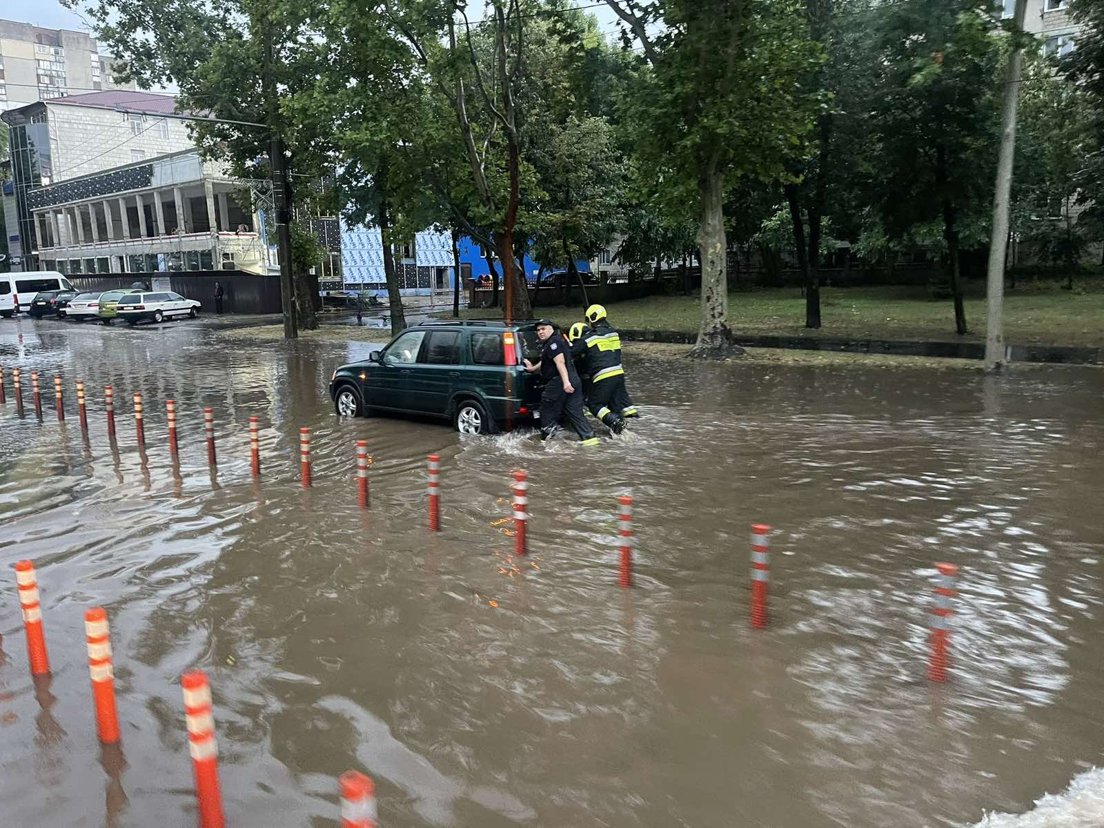 Ploaia a făcut ravagii în țară: Sate fără lumină, copaci doborâți, mașină blocată în noroi, alta pe un drum inundat