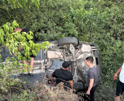 Accident grav pe șoseaua Balcani. O mașină s-a răsturnat, un copil a fost transportat la spital
