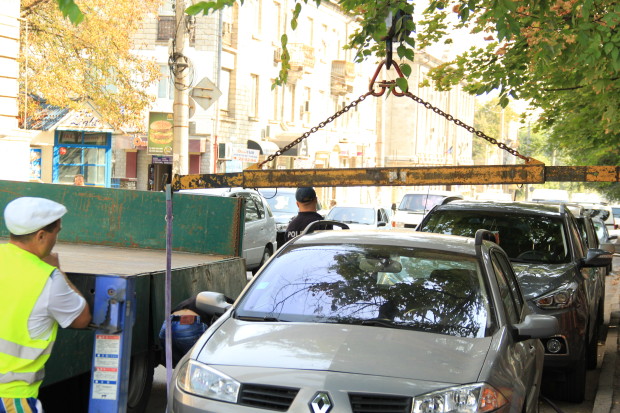 Mașinile parcate neregulamentar nu vor mai putea fi ridicate oricând. Parlamentul a modificat legea