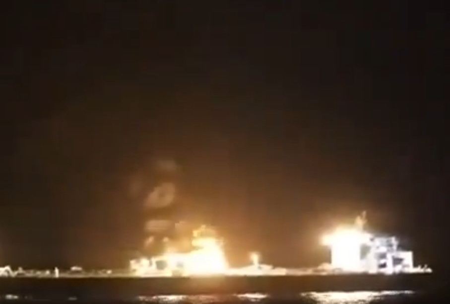 O navă grecească, atacată cu focuri de armă, grenade și drone. La bord a izbucnit un incendiu