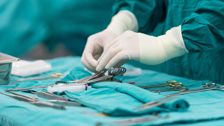 Premieră în medicina națională! Medicii au reconstruit tractul digestiv al unei femei printr-o metodă modernă