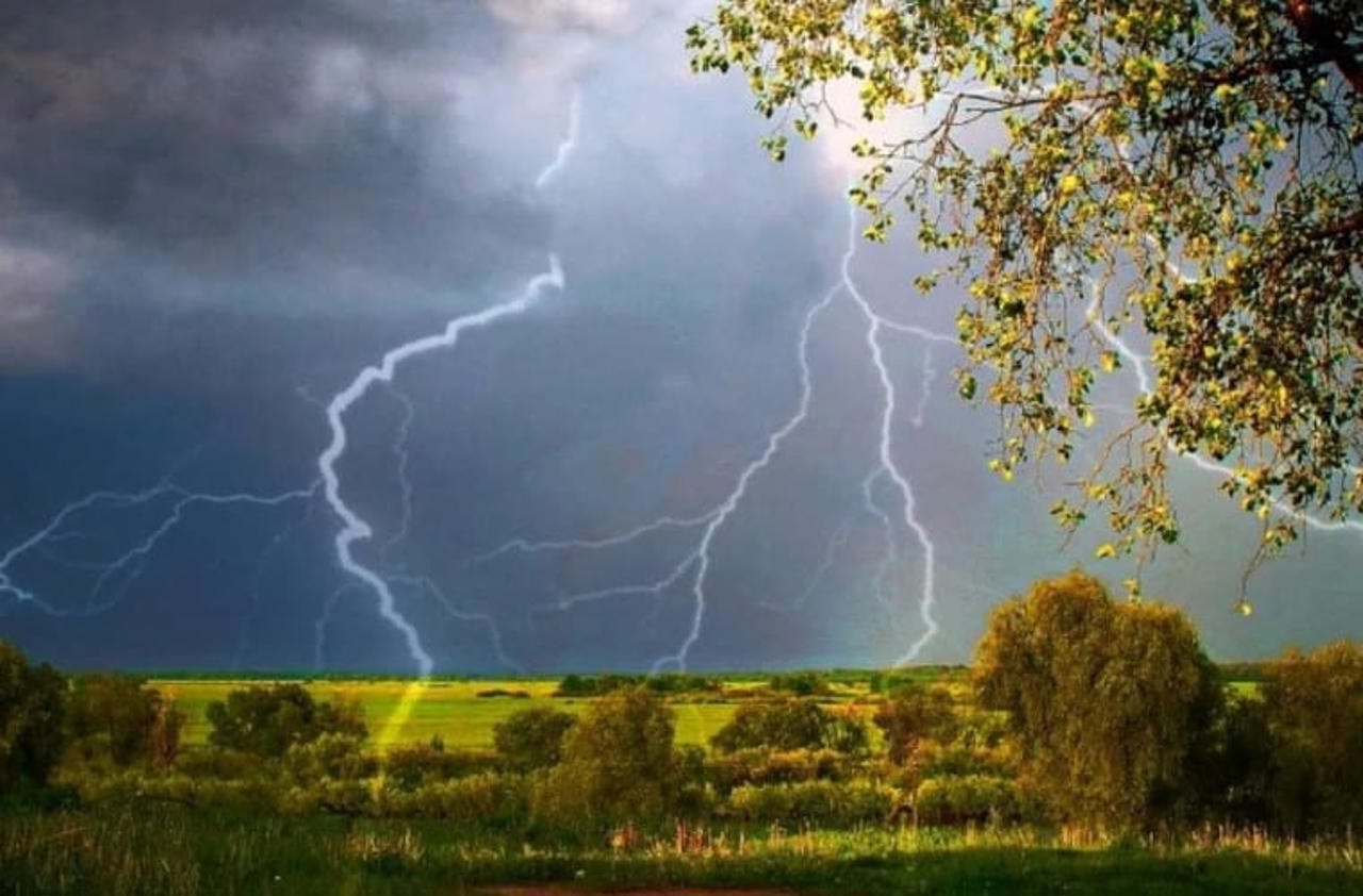 Moldova, sub o nouă avertizare meteo: Ploi puternice cu descărcări electrice și vânt