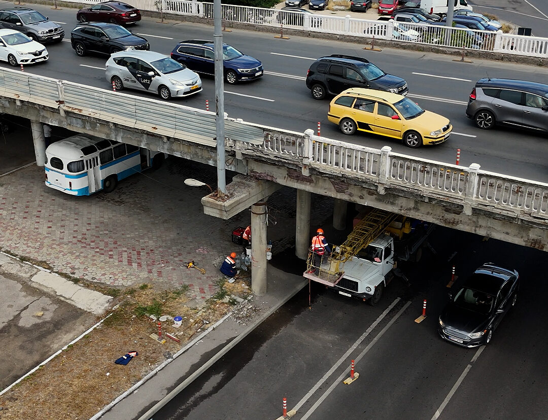 Pericol pe strada Ismail: Consilierii PAS cer urgent reabilitarea podului după desprinderea unor bucăți de beton!