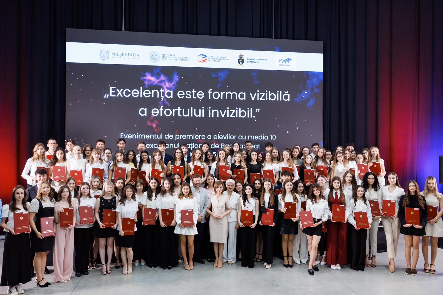 Absolvenții de liceu care au obținut 10 la BAC, premiați cu diplome. Sandu: munca onestă este apreciată