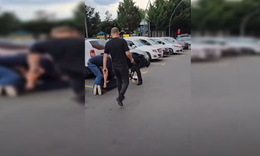 VIDEO A dat buzna în casa unui om din Chișinău, l-a amenințat și l-a jefuit. Momentul în care hoțul este reținut