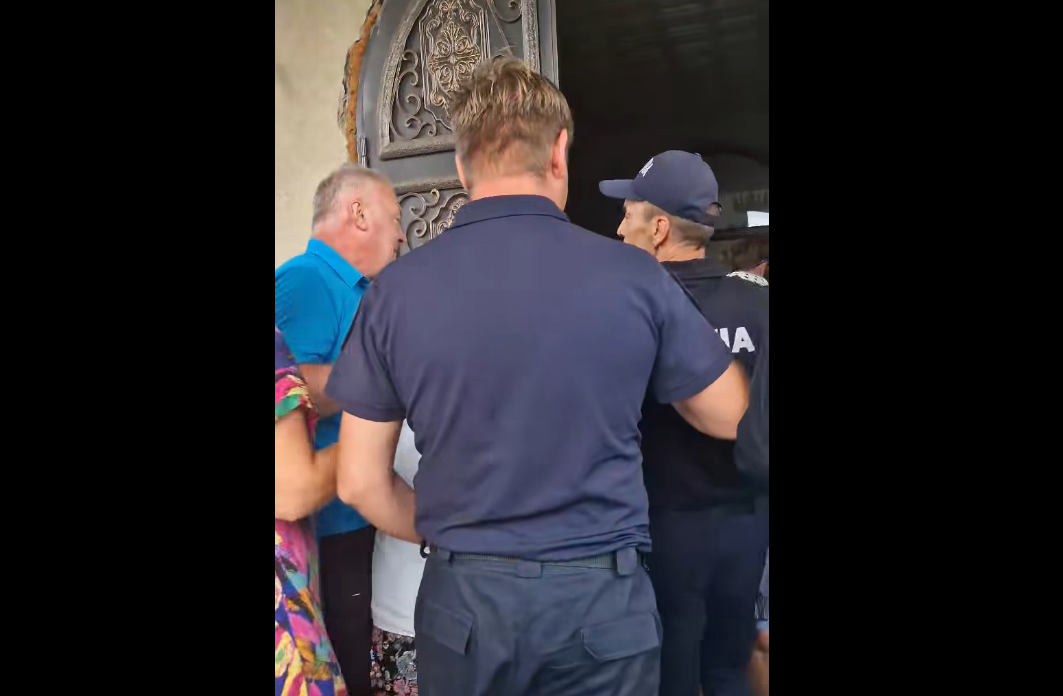 VIDEO Scandal cu strigăte și îmbrânceli la biserica din Grinăuți. Clerici ai Mitropoliei Moldovei au dat buzna în lăcaș
