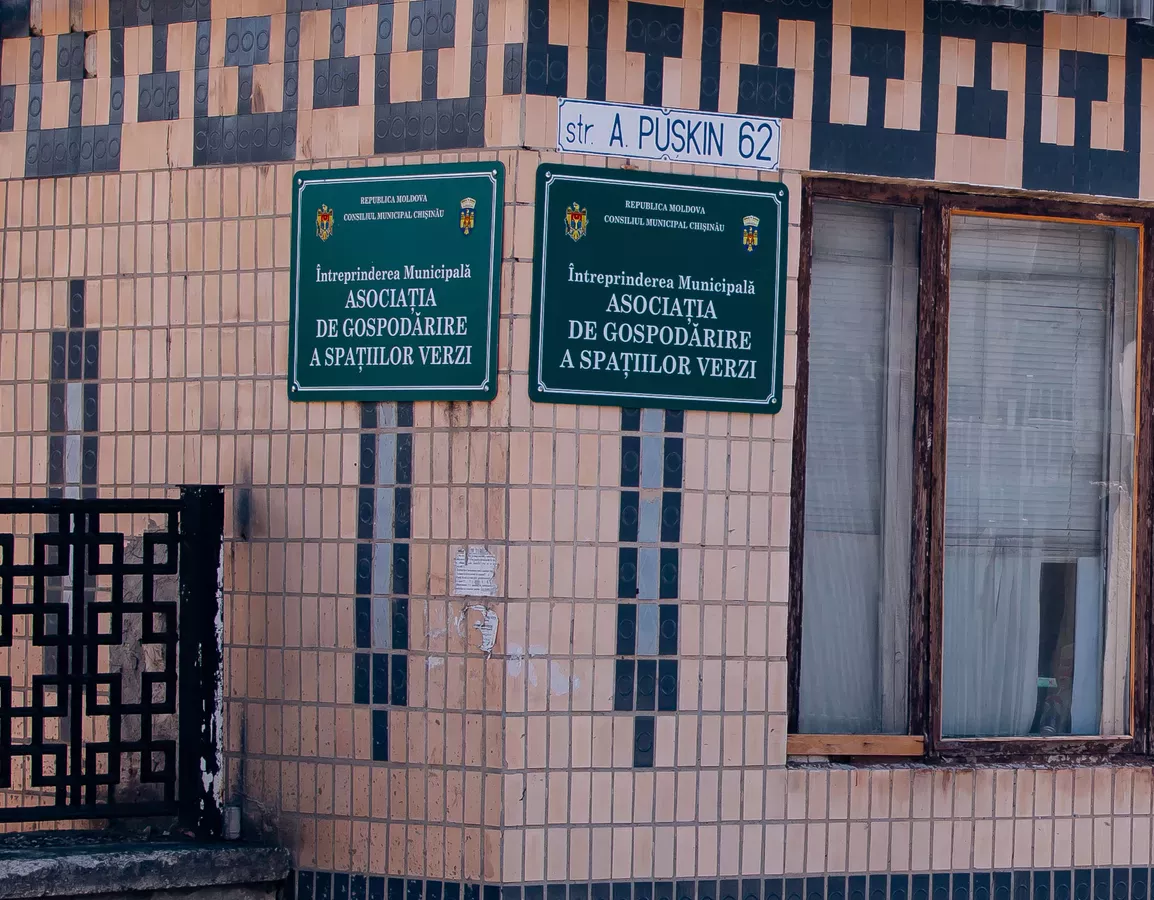Consilierii PAS cer demisia directoarei de la ”Spații Verzi”. Ei o acuză că a semnat contracte cu propria firmă