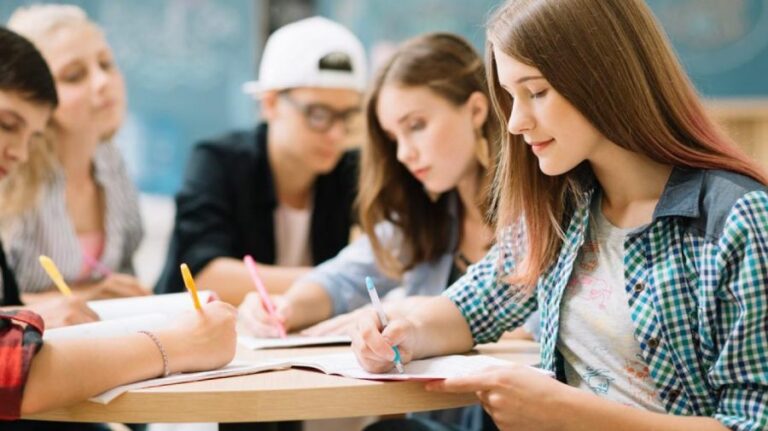 Câți studenți folosesc inteligența artificială pentru studii: datele unui sondaj al Ministerului Educației