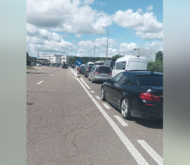 Trafic intens la Leușeni-Albița. Zeci de mașini stau la coadă pentru a ieși din Republica Moldova