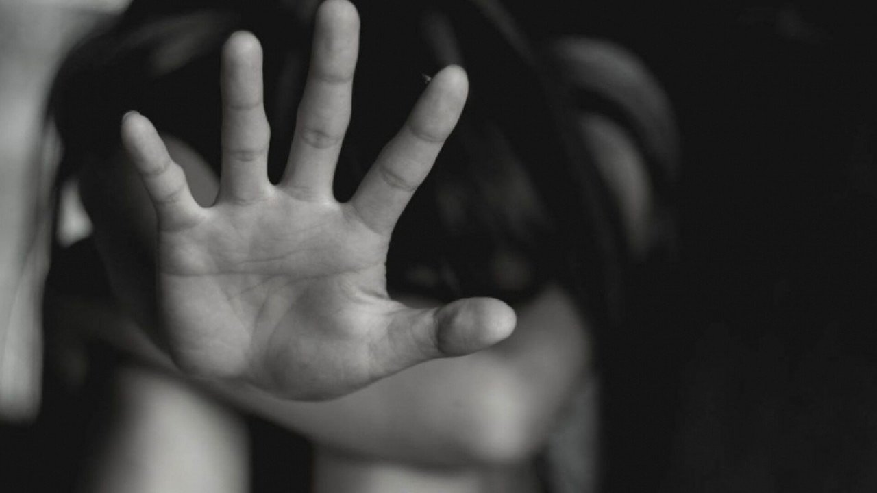 A violat o copilă de 12 ani și a lăsat-o însărcinată. Asistent parental, condamnat la închisoare