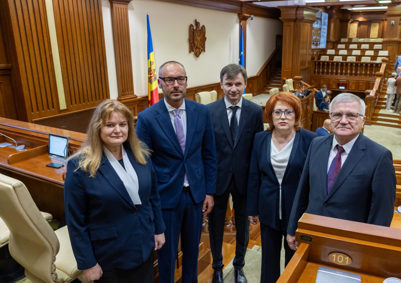VIDEO Noii judecători ai Curții Constituționale au depus jurământul în fața Parlamentului, șefului statului și CSM