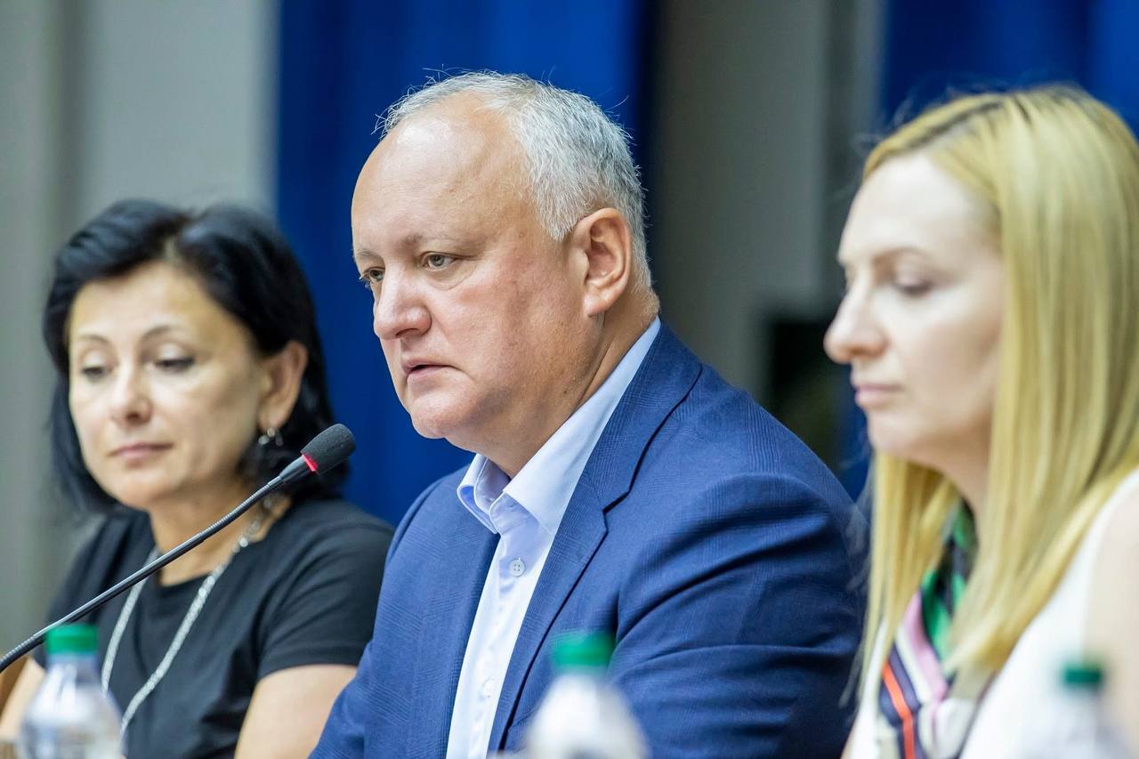 Comuniștii au fost acceptați oficial în Blocul Electoral Patriotic. Alianța își schimbă numele