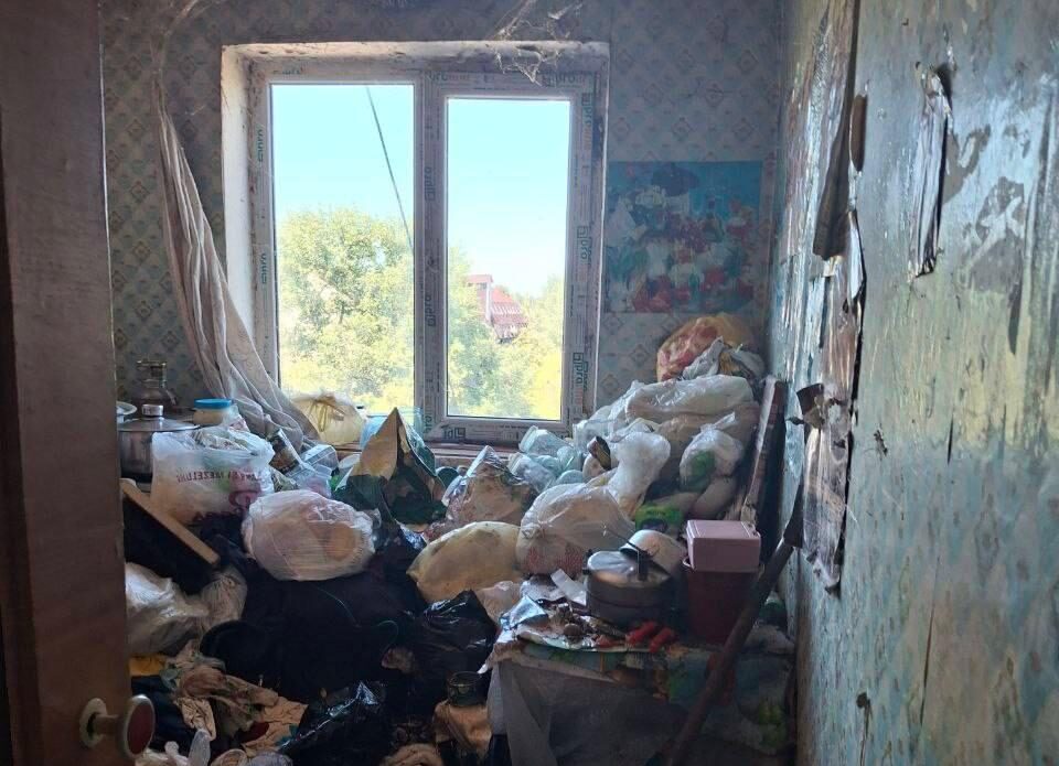 Dezastru într-un apartament din sectorul Buiucani. Serviciile specializate au intervenit pentru evacuarea gunoiului