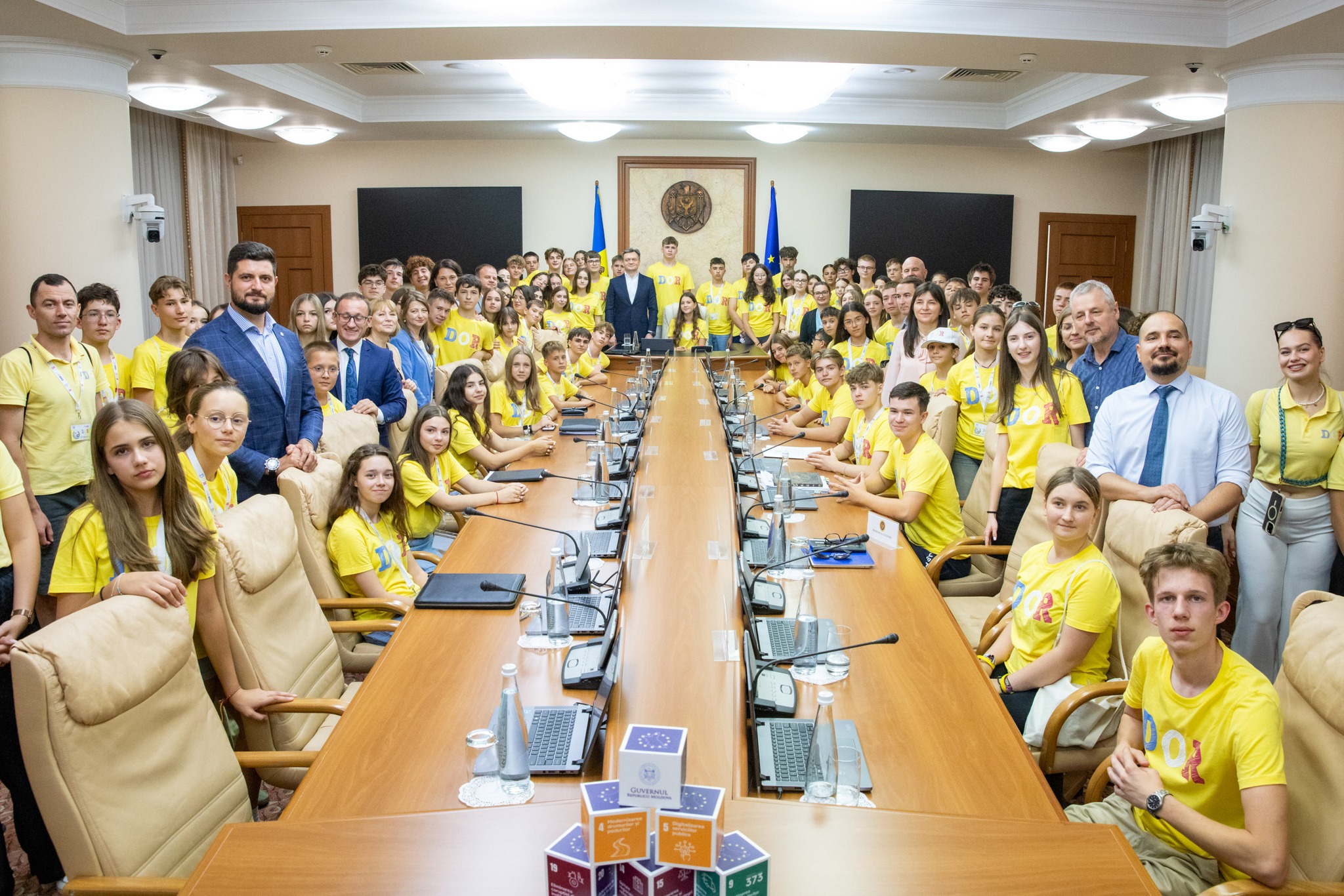 Circa 100 de copii din diaspora, participanți ai Programului DOR, au vizitat Guvernul și Președinția