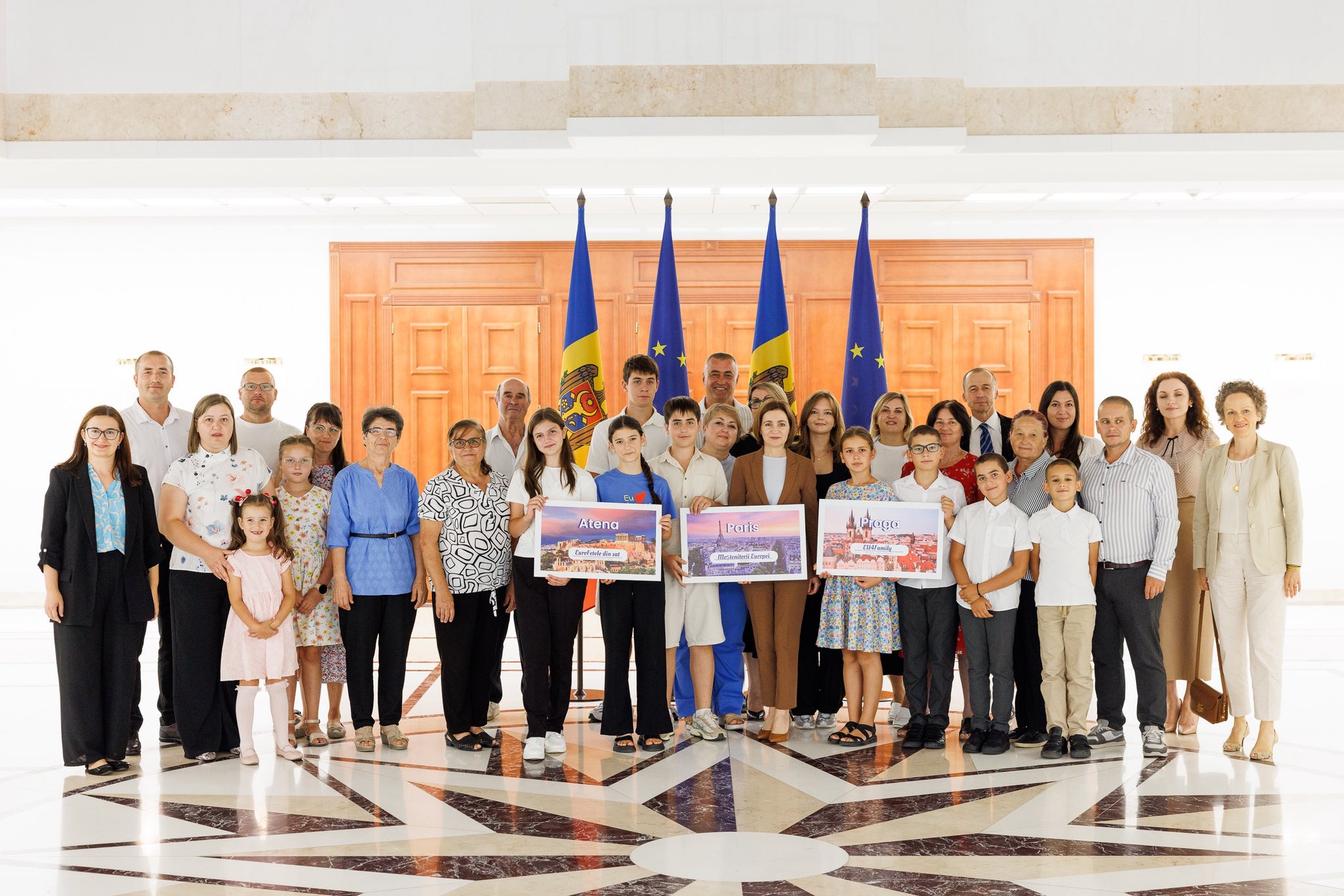FOTO Trei echipe din Sîngerei, Cahul și Criuleni au câștigat prima ediție a concursului „EU & bunicii mei”