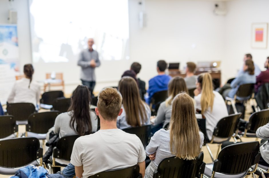 Studenții moldoveni de peste hotare, asigurați medical gratuit de Guvern