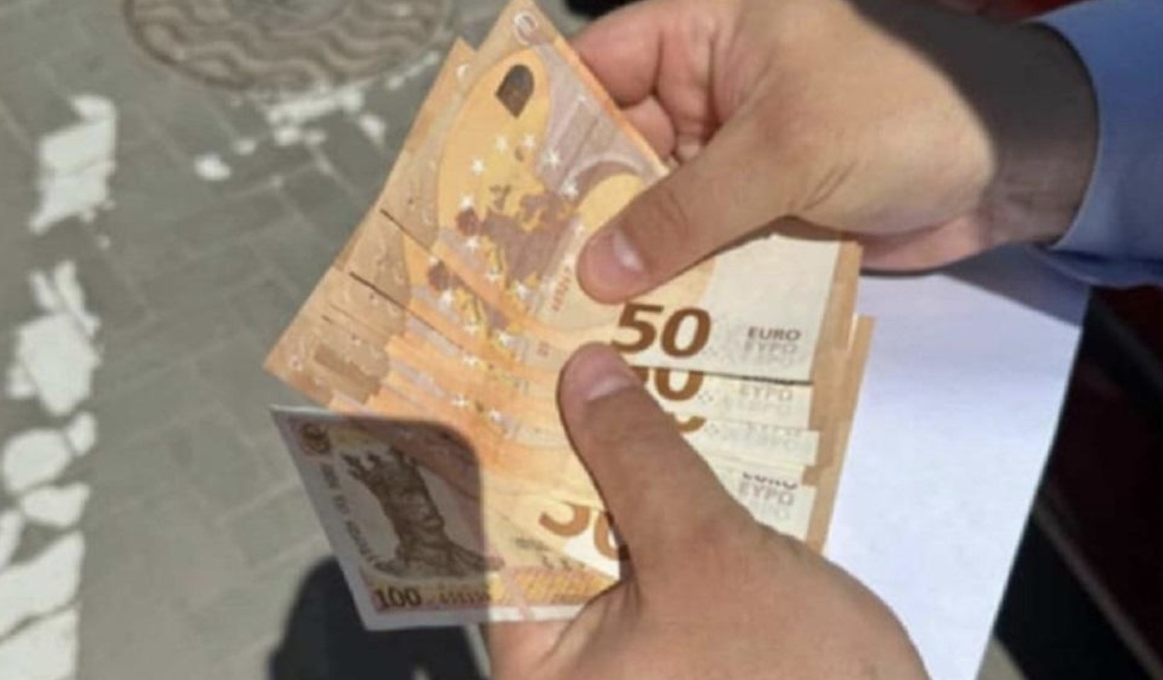 Mită pentru un post public: funcționar din Chișinău, reținut de CNA