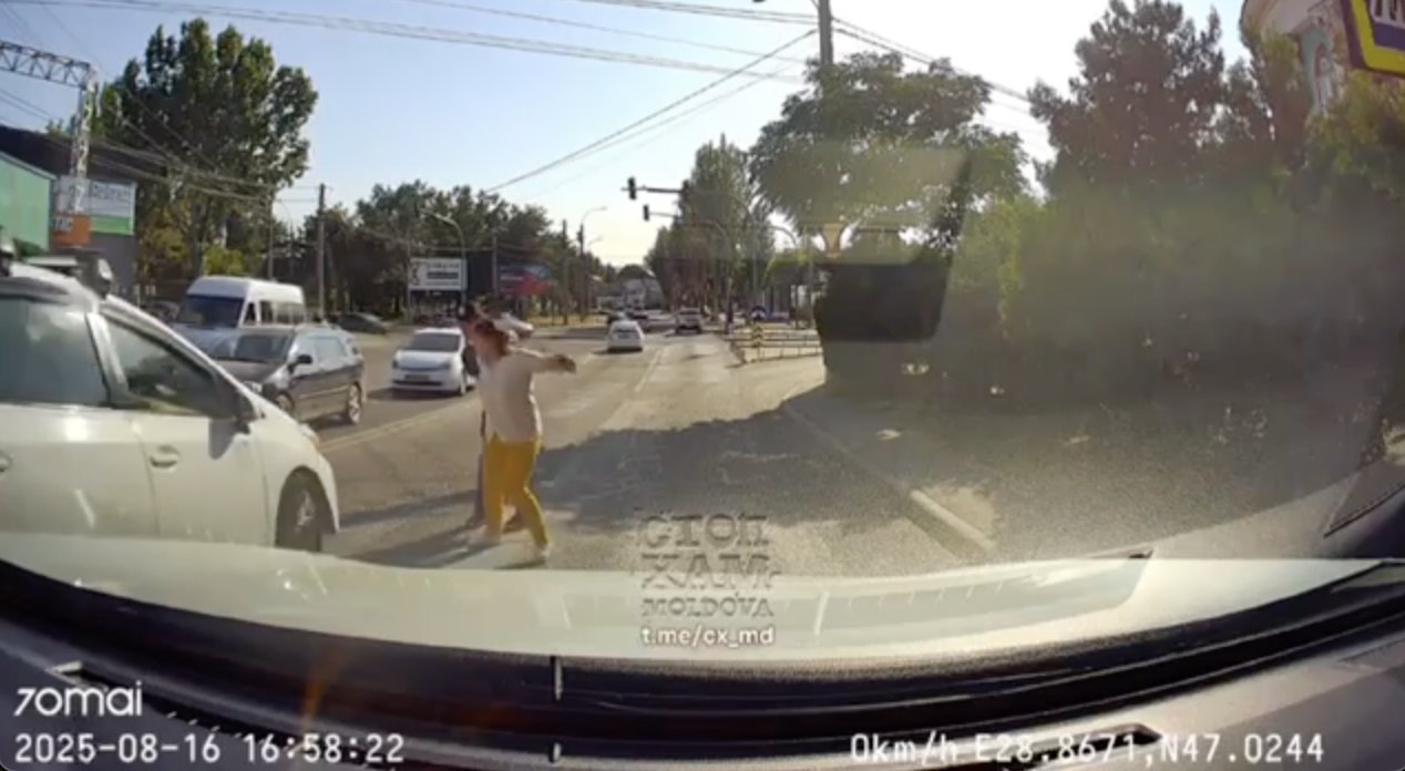 Un taximetrist a fost amendat după ce a fost la un pas de a spulbera doi oameni pe o trecere de pietoni
