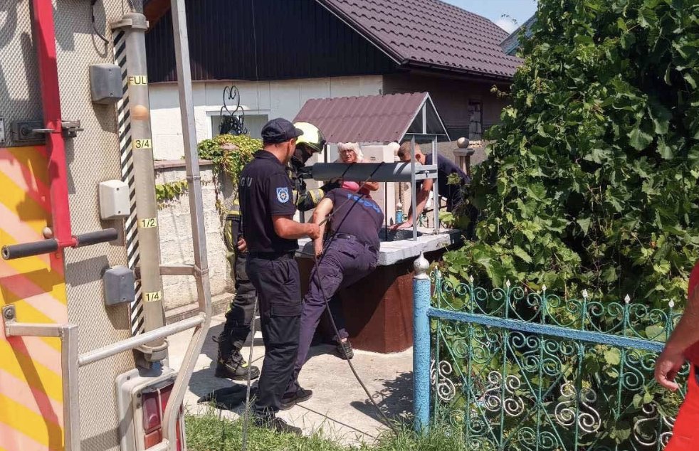 Un bărbat, salvat după ce a căzut într-o fântână cu apă la Căușeni