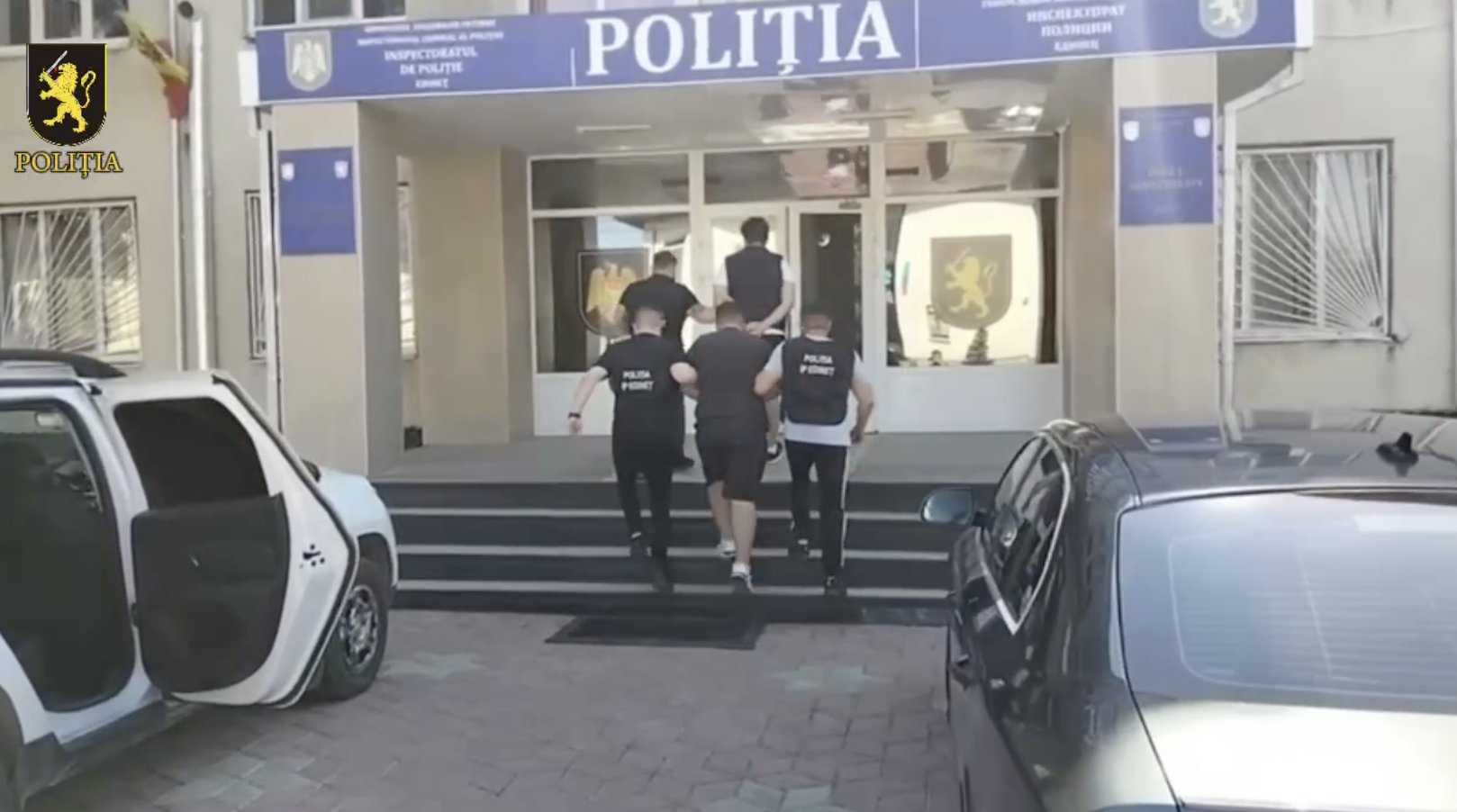 Escrocherii prin investiții false: doi tineri de 18 și 22 de ani, reținuți