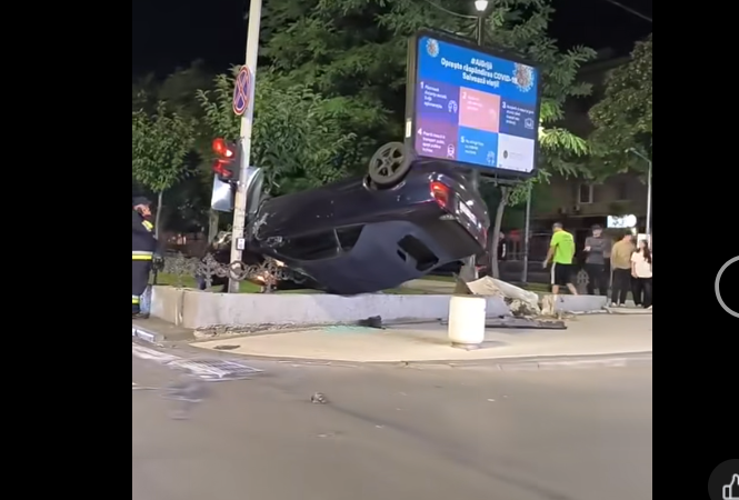 FOTO Accident ca în filme pe bulevardul Grigore Vieru. O mașină s-a răsturnat