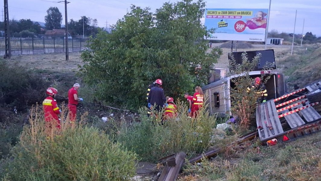 Microbuz de pe ruta Moldova-Italia, implicat într-un accident grav în România. O moldoveancă a murit